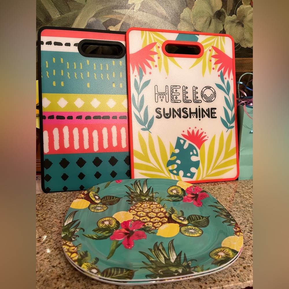 ABSTRACT PRINT CUTTING BOARD - Picture 2 of 2